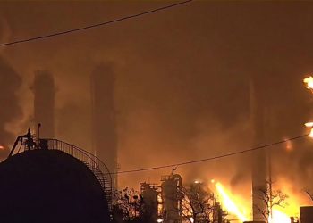 فيديو.. انفجار مصنع للبتروكيماويات في اقليم كاتالونيا 1