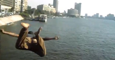لكثرة رسوبه في الكلية ...طالب يقفز في نهر نيل قنا 1