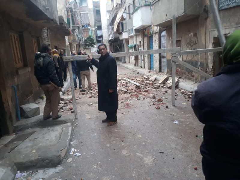 صور.. سقوط أجزاء من عقار بالإسكندرية دون اصابات 2