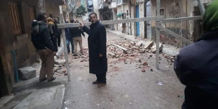 صور.. سقوط أجزاء من عقار بالإسكندرية دون اصابات 1