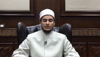 فيديو.. لبس السلاسل حرام.. دار الإفتاء: غير جائز للرجال 1