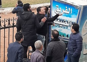 بالصور..سباب متبادل بين رضا عبد العال وجماهير بلدية المحلة 5