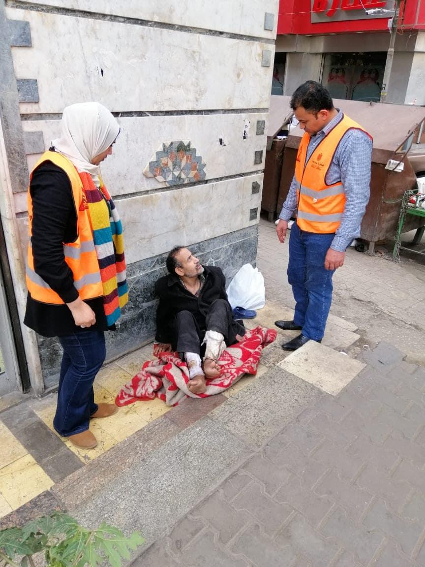التدخل السريع ينقذ مريض بلا مأوى وينقله للمستشفى.. صور 2