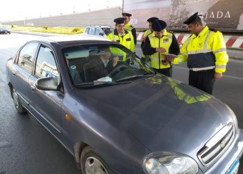 رجال المرور يوزعون كتيبات توعية ضد الحوادث على الطرق