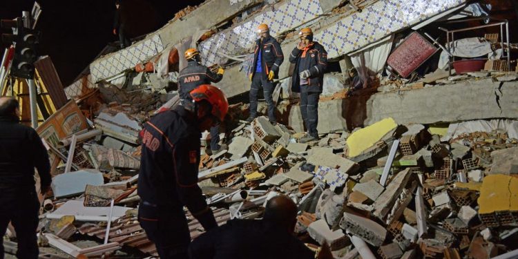 ارتفاع ضحايا زلزال تركيا إلى 35 قتيلا.. والاصابات تجاوزت 1000 1