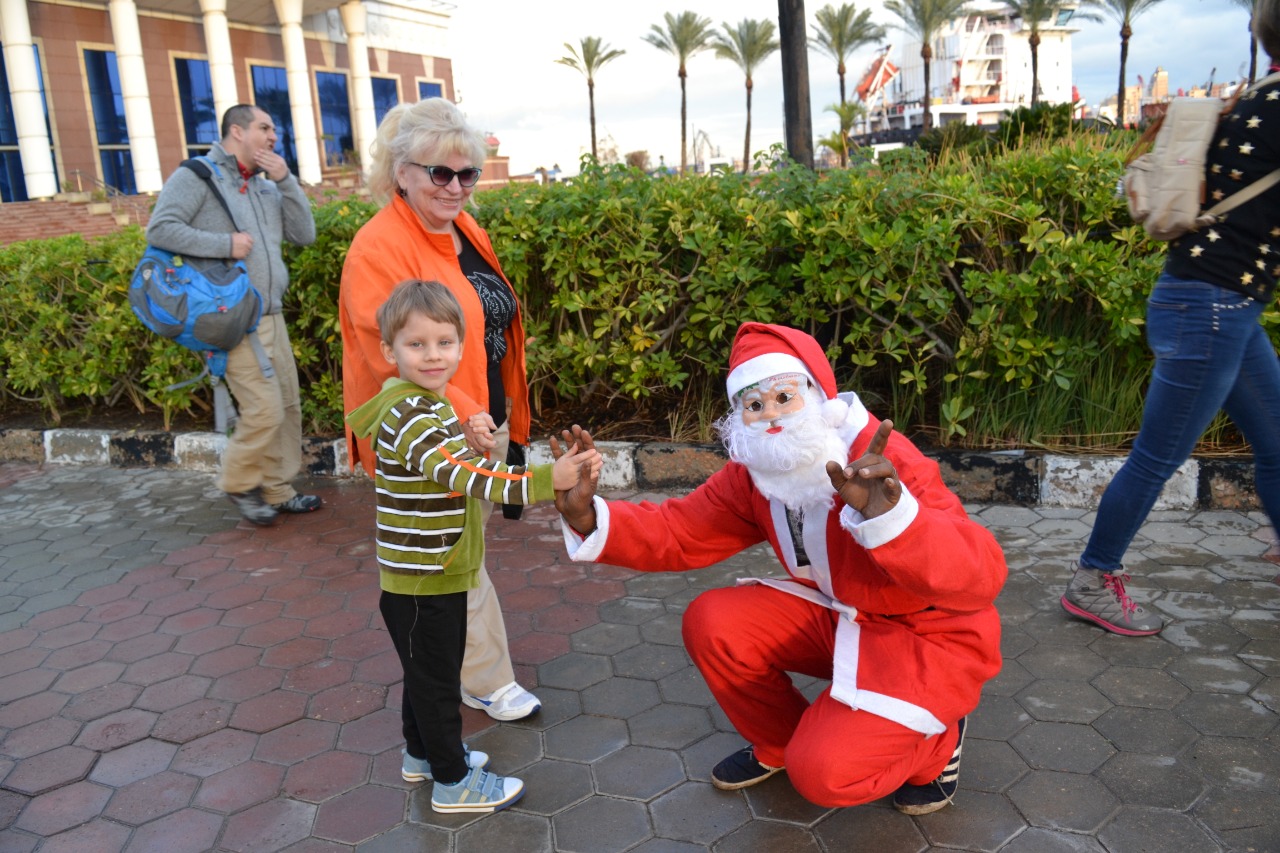 بابا نويل يستقبل السياح بالاسكندرية