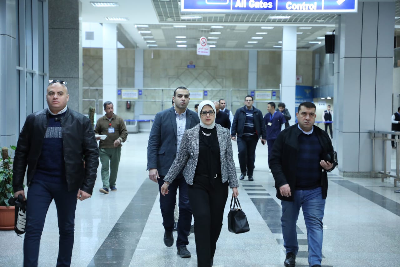 وزيرة الصحة تراجع الإجراءات الوقائية بمطار شرم الشيخ لمنع تسلل "كورونا" 5