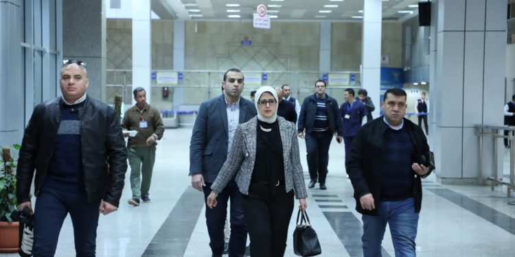 وزيرة الصحة تراجع الإجراءات الوقائية بمطار شرم الشيخ لمنع تسلل "كورونا" 1