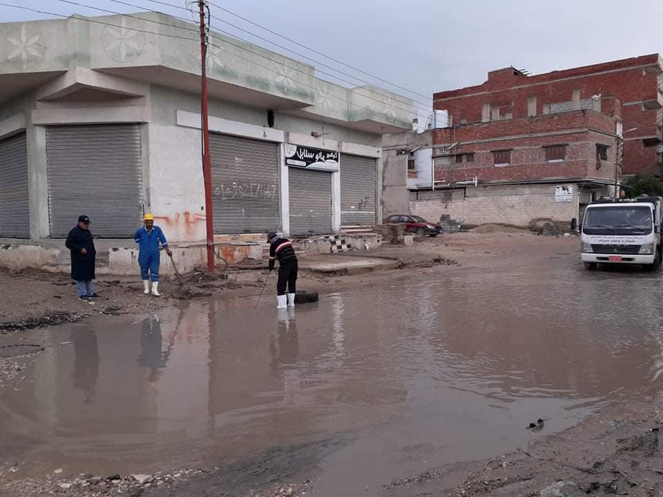 انطلاق حملة فتح شوارع أغلقتها مياه الأمطار فى العريش.. صور 3