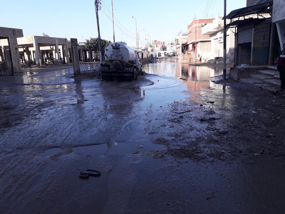 انطلاق حملة فتح شوارع أغلقتها مياه الأمطار فى العريش.. صور 5