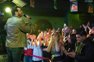 إيهاب توفيق يقوم بإحياء غنائياً بعد أيام من وفاة والده (صور) 2