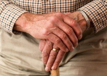 تعرف على أسباب رعشة اليدين عند كبار السن وطرق علاجها 2