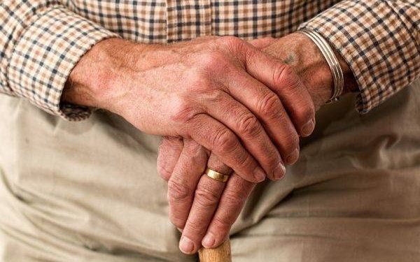 تعرف على أسباب رعشة اليدين عند كبار السن وطرق علاجها 1