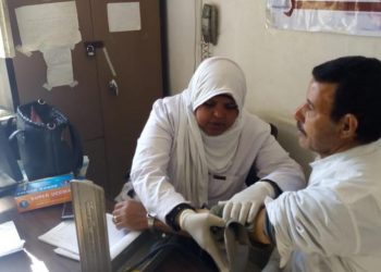 محافظ قنا الكشف على ١٧٩٣ حالة خلال قافلة طبية بمدينة دشنا 2