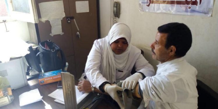 محافظ قنا الكشف على ١٧٩٣ حالة خلال قافلة طبية بمدينة دشنا 1