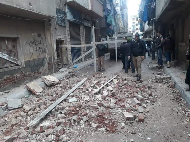 صور.. سقوط أجزاء من عقار بالإسكندرية دون اصابات 5
