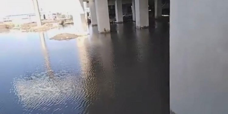 فيديو وصور.. مياه الأمطار تأكل أساسات كوبرى مرغم الجديد بالإسكندرية 1