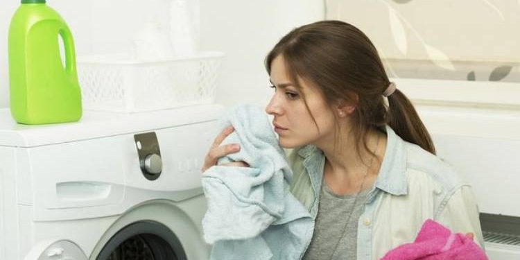 6 طرق للتخلص من رائحة الملابس الكريهة .. تعرف عليها 1