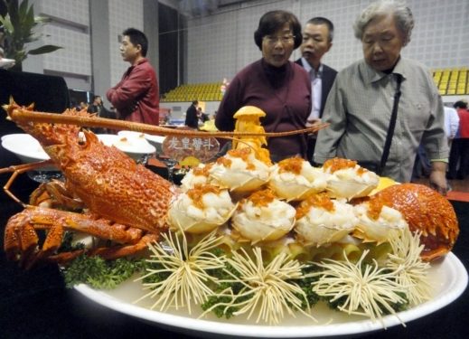 علماء صينيون يقولون بأن مصدر فيروس كورونا المأكولات البحرية