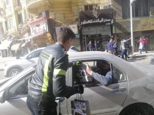 أمن القاهرة يوزع الشيكولاتة و الورود بمناسبة عيد الشرطة