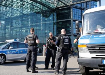 الشرطة الألمانية ترافق جنازة سيدة عربية للحد من انتشار فيروس كورونا 6