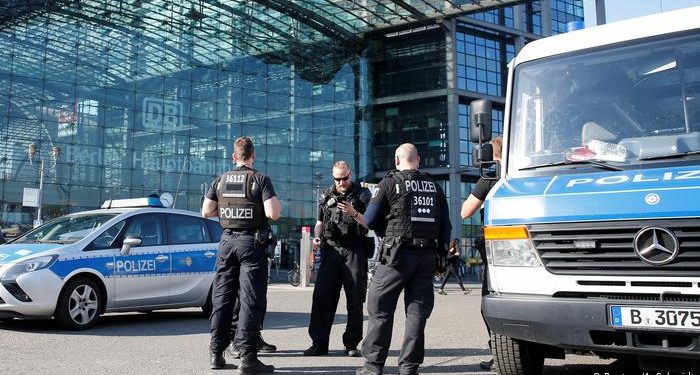 الشرطة الألمانية ترافق جنازة سيدة عربية للحد من انتشار فيروس كورونا 1