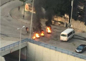 المتظاهرون في لبنان يقطعون الطرقات احتجاجا على الحكومةالجديدة