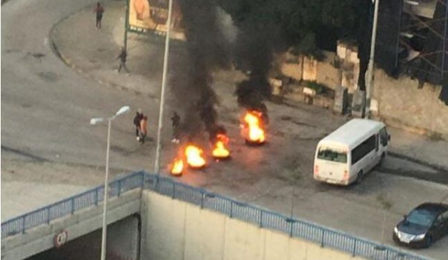 المتظاهرون في لبنان يقطعون الطرقات احتجاجا على الحكومةالجديدة