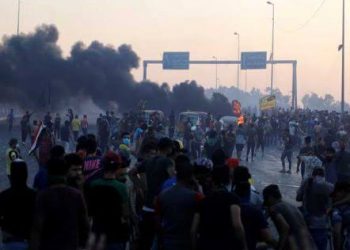امن السفارة الامريكية في بغداد يطلق الرصاص على المحتجين