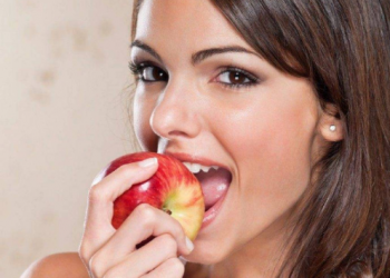 تناول ثمرة تفاح