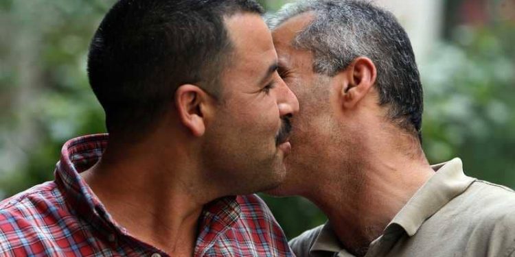حملة لمنع تباد القبلات بين المصريين