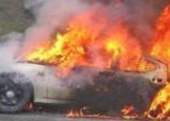 سائق يشعال النيران فى سيارة صاحب شركة