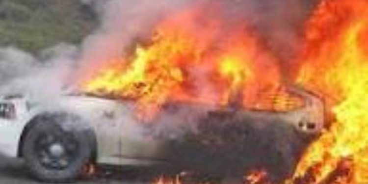 سائق يشعال النيران فى سيارة صاحب شركة