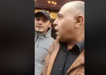 مصرى يحاور المقاول الهارب "محمد على" فى الشارع ويتناقشان عن 25 يناير (فيديو) 1