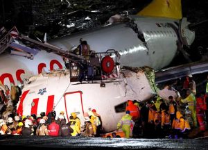 وزير الصحة التركي: تم نقل 157 مصابًا في حادث تحطم طائرة إسطنبول للمستشفى 3