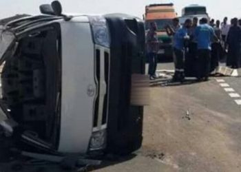 إصابة 13 شخصا بينهم أطباء إثر حادث انقلاب سيارة ميكروباص أعلى صحراوى أطفيح 9