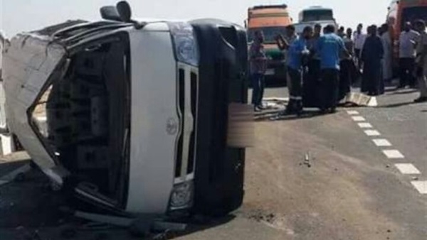 إصابة 13 شخصا بينهم أطباء إثر حادث انقلاب سيارة ميكروباص أعلى صحراوى أطفيح 1