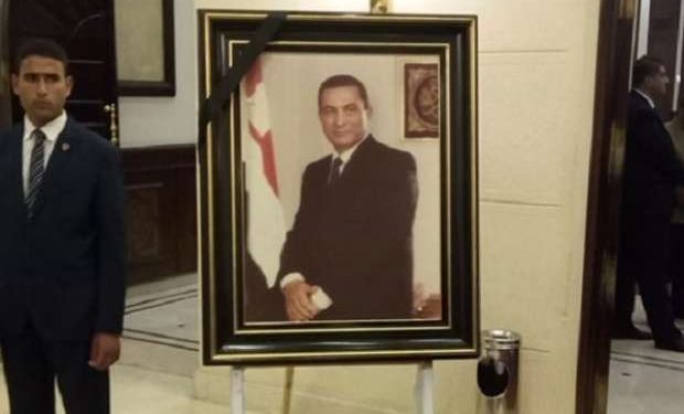 الظهور الأول لسوزان مبارك في عزاء الراحل حسني مبارك "صور" 1