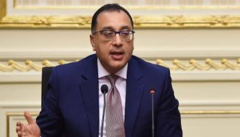 رئيس الوزراء يتابع مع محافظ الأقصر موقف إحياء طريق الكباش 1