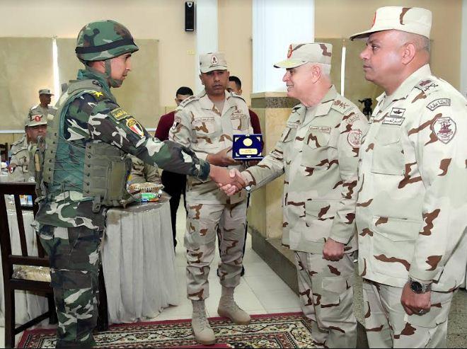 رئيس الأركان يتفقد عدد من الأكمنة والارتكازات الأمنية بشمال سيناء.. صور 3