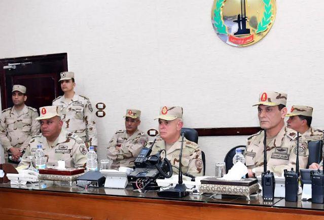 رئيس الأركان يتفقد عدد من الأكمنة والارتكازات الأمنية بشمال سيناء.. صور 4