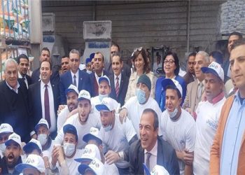 وزيرة الهجرة تلتقط صورة تذكارية مع عمال مصانع بالغربية 1