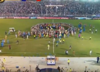 توقف مباراة الأهلي والهلال السوداني بسب اقتحام عدد من الجماهير (صور) 1