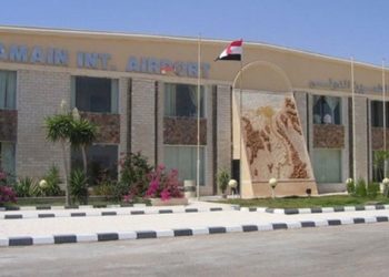 المصريون العائدون من بؤرة "كورونا" يصلون مطار العلمين 11
