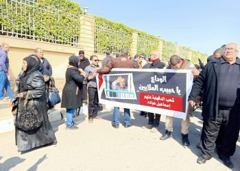 الآلاف يحتشدون أمام مسجد المشير طنطاوي لتشييع جثمان الرئيس الأسبق مبارك 4