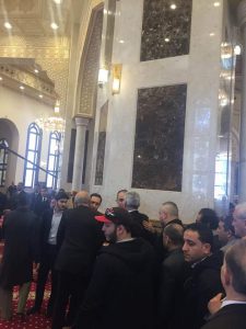 شاهد... صدمة ودموع علاء وجمال مبارك أثناء تشييع جثمان الرئيس السابق من مسجد المشير 3