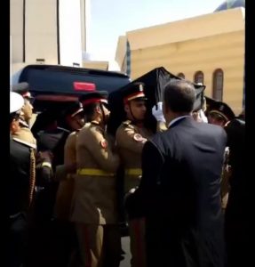 شاهد... صدمة ودموع علاء وجمال مبارك أثناء تشييع جثمان الرئيس السابق من مسجد المشير 2