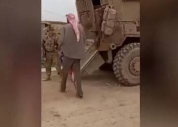 بالفيديو.. مواطن سوري يواجه عسكريين أمريكيين وحيداً مطالبهم بمغادرة بلاده 1