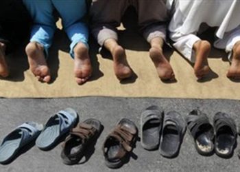 بالفيديو .. لص يسرق أحذية المصلين من داخل مسجد أثناء الصلاة 6
