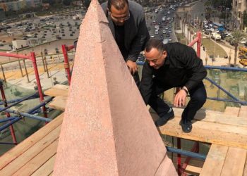 الأمين العام للأعلى للآثار: يتفقد أعمال الترميم الدقيق لمسلة ميدان التحرير "صور" 1